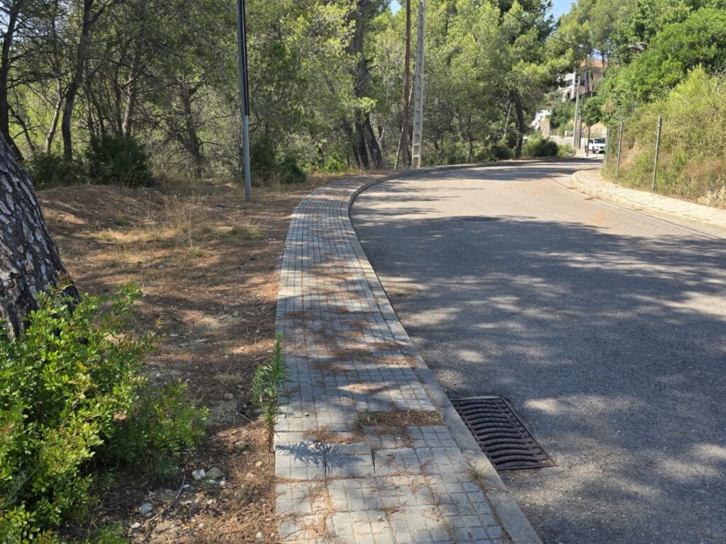 Oportunitat única a Rubí! Es troba disponible un terreny urbanitzable a la tranquil·la zona de Castellnou i Can Mir. Amb una superfície de 432 m2, aquest espai ofereix múltiples possibilitats per construir la vivenda dels teus somnis.