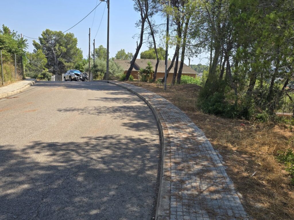 Oportunitat única a Rubí! Es troba disponible un terreny urbanitzable a la tranquil·la zona de Castellnou i Can Mir. Amb una superfície de 432 m2, aquest espai ofereix múltiples possibilitats per construir la vivenda dels teus somnis.