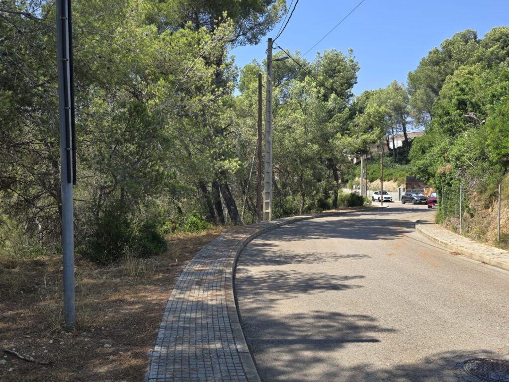 Oportunitat única a Rubí! Es troba disponible un terreny urbanitzable a la tranquil·la zona de Castellnou i Can Mir. Amb una superfície de 432 m2, aquest espai ofereix múltiples possibilitats per construir la vivenda dels teus somnis.