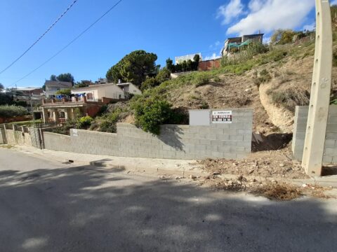 Es presenta una oportunitat interessant d’adquirir un terreny urbà a la localitat de Rubí, específicament a la zona de Castellnou i Can Mir. Aquest terreny compta amb una extensió de 815 m2, cosa que ofereix un ampli espai per desenvolupar un projecte residencial o comercial, dacord amb les normatives urbanístiques vigents a la zona.