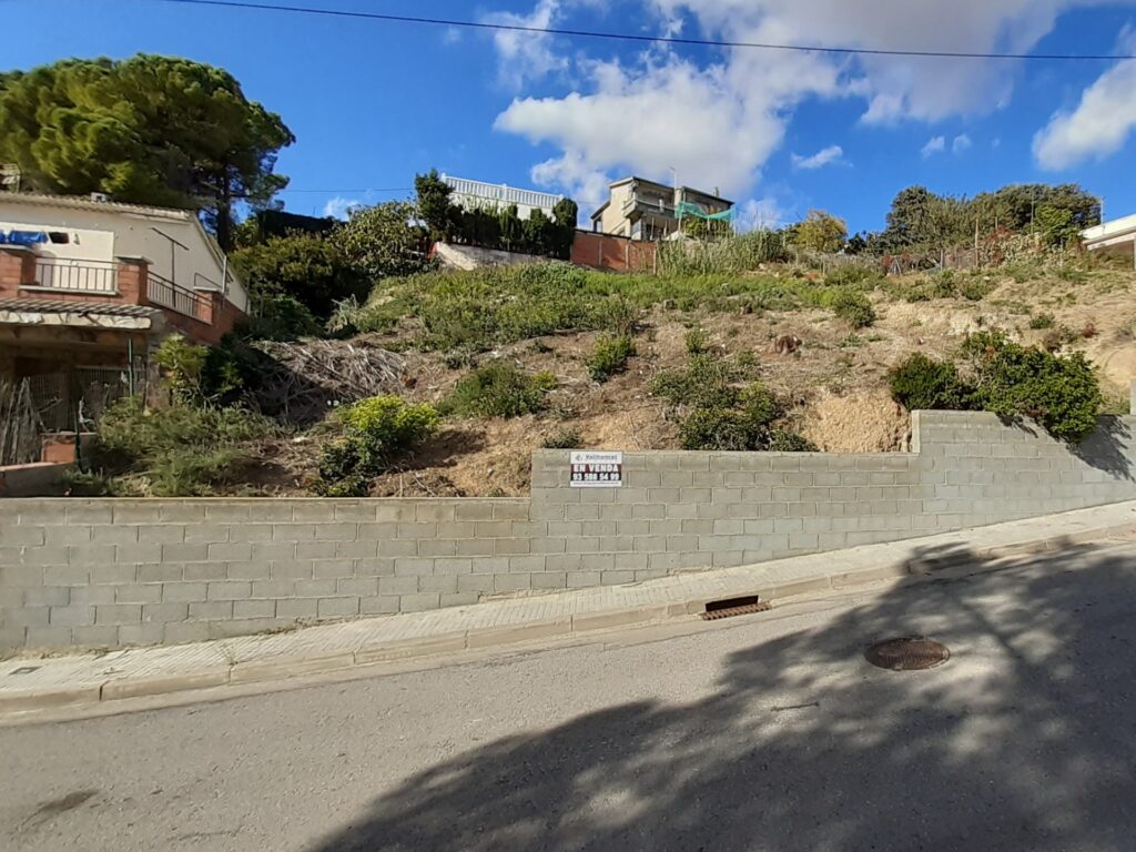 Se presenta una oportunidad interesante de adquirir un terreno urbano en la localidad de Rubí, específicamente en la zona de Castellnou i Can Mir. Este terreno cuenta con una extensión de 815 m2, lo que ofrece un amplio espacio para desarrollar un proyecto residencial o comercial, de acuerdo con las normativas urbanísticas vigentes en la zona.