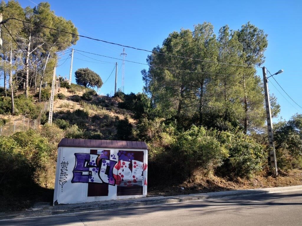 Se presenta un terreno urbanizable en venta, ubicado en la zona de Castellnou i Can Mir, en Rubí. Esta propiedad cuenta con una extensión de 756 m², con la posibilidad de edificación, lo que ofrece una excelente oportunidad para desarrollar un proyecto residencial .