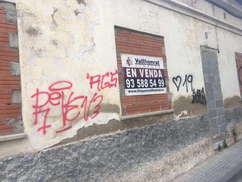 Oportunitat a Rubí! S’ofereix terreny urbà en venda a la zona tranquil·la de Ca n’Oriol. Aquest espai de 160 m2 és edificable, fet que brinda la possibilitat de construir l’habitatge dels teus somnis o un projecte d’inversió.