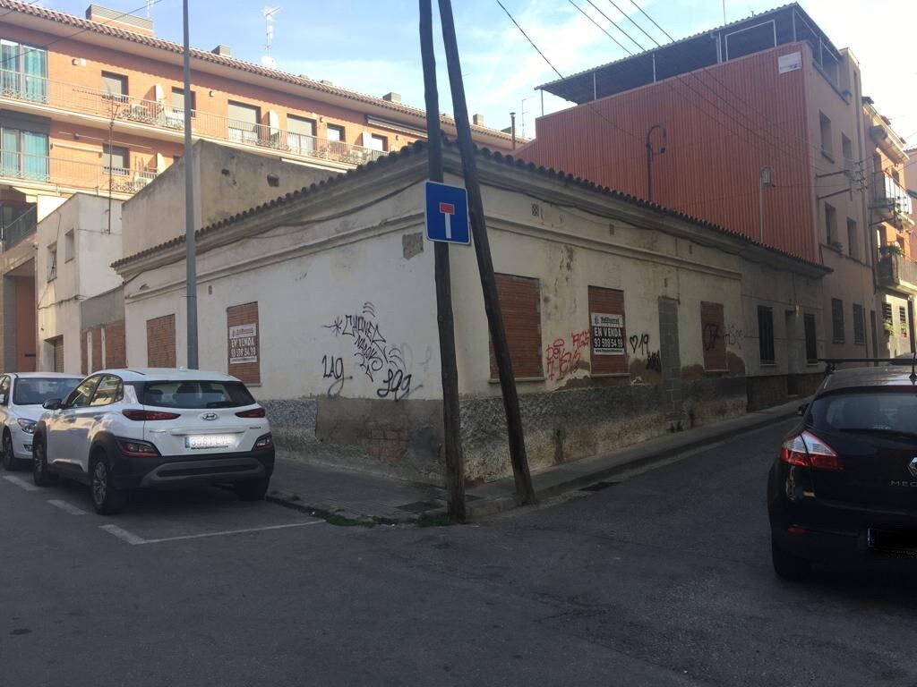 Oportunitat a Rubí! S’ofereix terreny urbà en venda a la zona tranquil·la de Ca n’Oriol. Aquest espai de 160 m2 és edificable, fet que brinda la possibilitat de construir l’habitatge dels teus somnis o un projecte d’inversió.