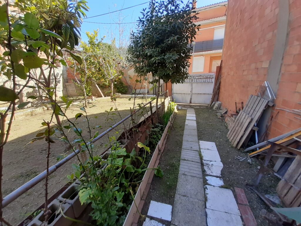 SOLAR A RUBÍ ! S’ofereix terreny urbà en venda a la zona de CAN ORIOL-CAN ROSES. Amb una superfície de 243 m2, possibilitat de PB+2 (Casa unifamiliar) aquest terreny és edificable, ideal per desenvolupar el projecte que sempre has imaginat.