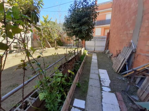 SOLAR A RUBÍ ! S’ofereix terreny urbà en venda a la zona de CAN ORIOL-CAN ROSES. Amb una superfície de 243 m2, possibilitat de PB+2 (Casa unifamiliar) aquest terreny és edificable, ideal per desenvolupar el projecte que sempre has imaginat.