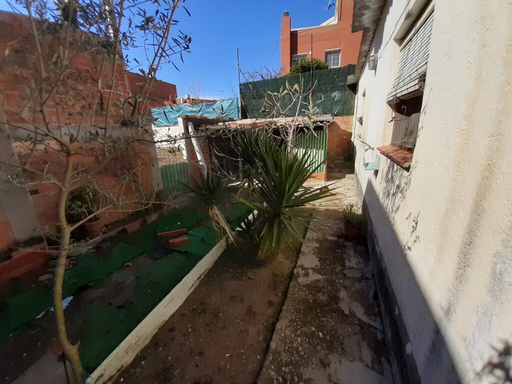 SOLAR A RUBÍ ! S’ofereix terreny urbà en venda a la zona de CAN ORIOL-CAN ROSES. Amb una superfície de 243 m2, possibilitat de PB+2 (Casa unifamiliar) aquest terreny és edificable, ideal per desenvolupar el projecte que sempre has imaginat.