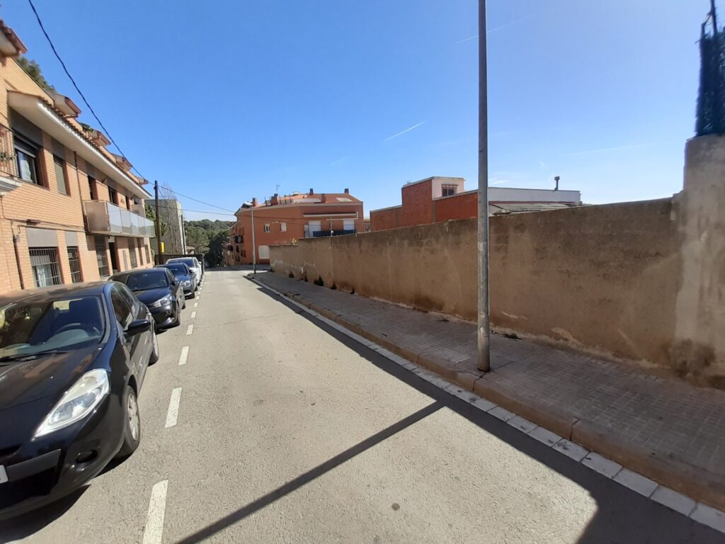 SOLAR A RUBÍ ! S’ofereix terreny urbà en venda a la zona de CAN ORIOL-CAN ROSES. Amb una superfície de 243 m2, possibilitat de PB+2 (Casa unifamiliar) aquest terreny és edificable, ideal per desenvolupar el projecte que sempre has imaginat.