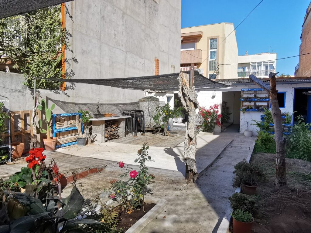 SOLAR A RUBÍ! Hi ha disponible un terreny urbà en venda, ideal per desenvolupar el projecte que sempre has somiat. Amb una superfície de 142 m2, amb 8m. de façana i 18m. de fons, aquest espai edificable ofereix múltiples possibilitats per construir lhabitatge que sadapti a les teves necessitats.