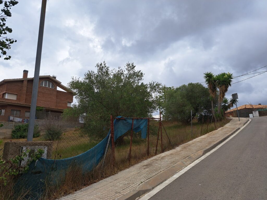 ¡Oportunidad de inversión en Rubí! Se ofrece en venta un terreno urbanizable en la tranquila zona de Can Ximelis – Can Serrafossa. Con una superficie de 439 m², este espacio permite edificar la casa de tus sueños o un proyecto que se adapte a tus necesidades.