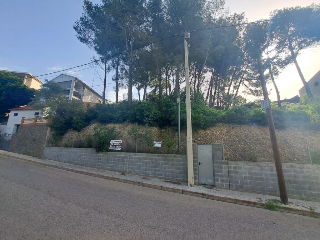 Terreny de 470m2 a Valles Park. Orientació Oest.