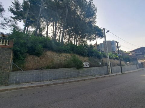 Terreny de 470m2 a Valles Park. Orientació Oest.
