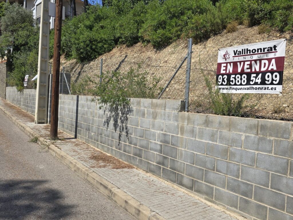 Terreny de 470m2 a Valles Park. Orientació Oest.