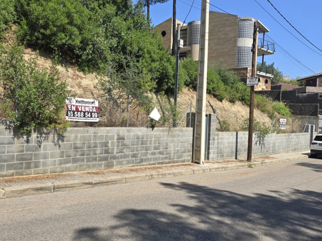 Terreny de 470m2 a Valles Park. Orientació Oest.