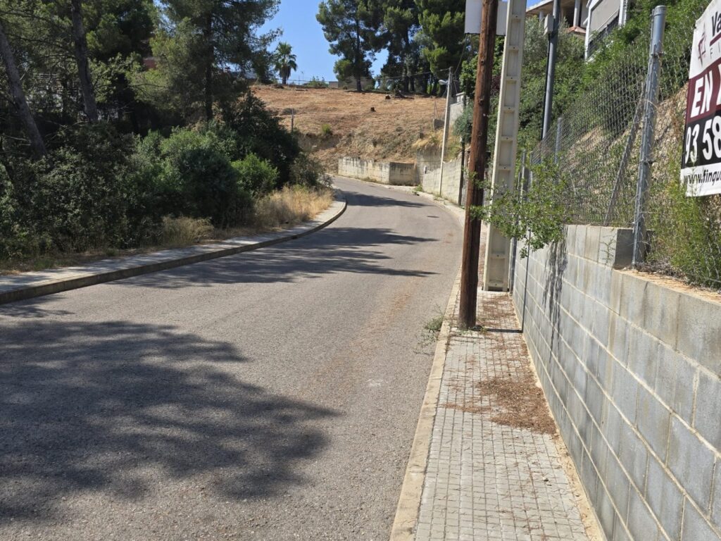 Terreny de 470m2 a Valles Park. Orientació Oest.