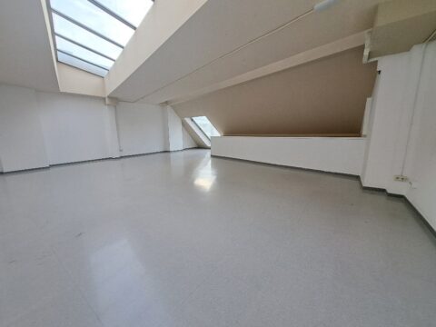 Es presenta un local de lloguer a Rubí, ubicat a zona Centre-CEIP Pau Casals. Aquest espai compta amb una superfície construïda de 253 m2, oferint una distribució funcional per a diverses activitats comercials, ideal professionals.