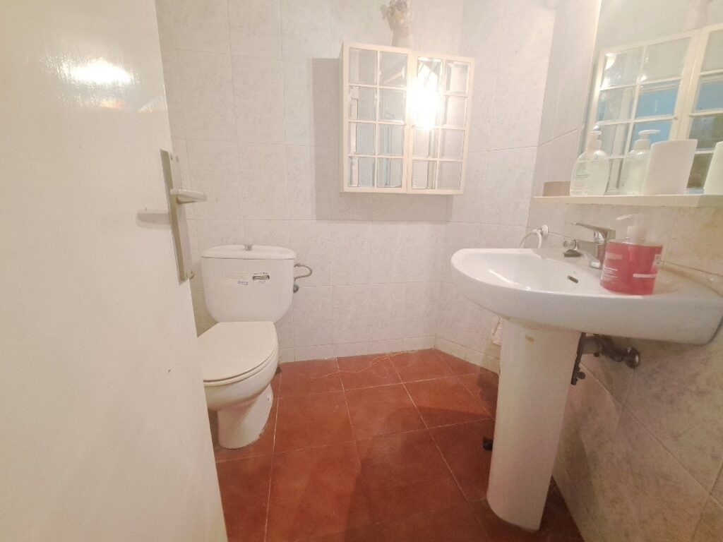 Se ofrece en alquiler un local comercial en Rubí, situado en la zona de C. Bartrina. Con una superficie construida de 129 m² totalmente diáfano, este espacio presenta una altura de techo de 4,12 m, lo que proporciona una sensación de amplitud.