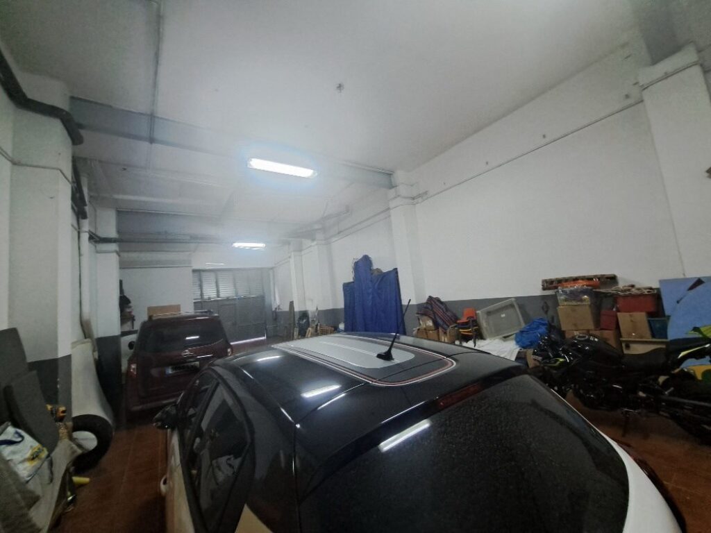 Se ofrece en alquiler un local comercial en Rubí, situado en la zona de C. Bartrina. Con una superficie construida de 129 m² totalmente diáfano, este espacio presenta una altura de techo de 4,12 m, lo que proporciona una sensación de amplitud.