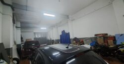 Se ofrece en alquiler un local comercial en Rubí, situado en la zona de C. Bartrina. Con una superficie construida de 129 m² totalmente diáfano, este espacio presenta una altura de techo de 4,12 m, lo que proporciona una sensación de amplitud.