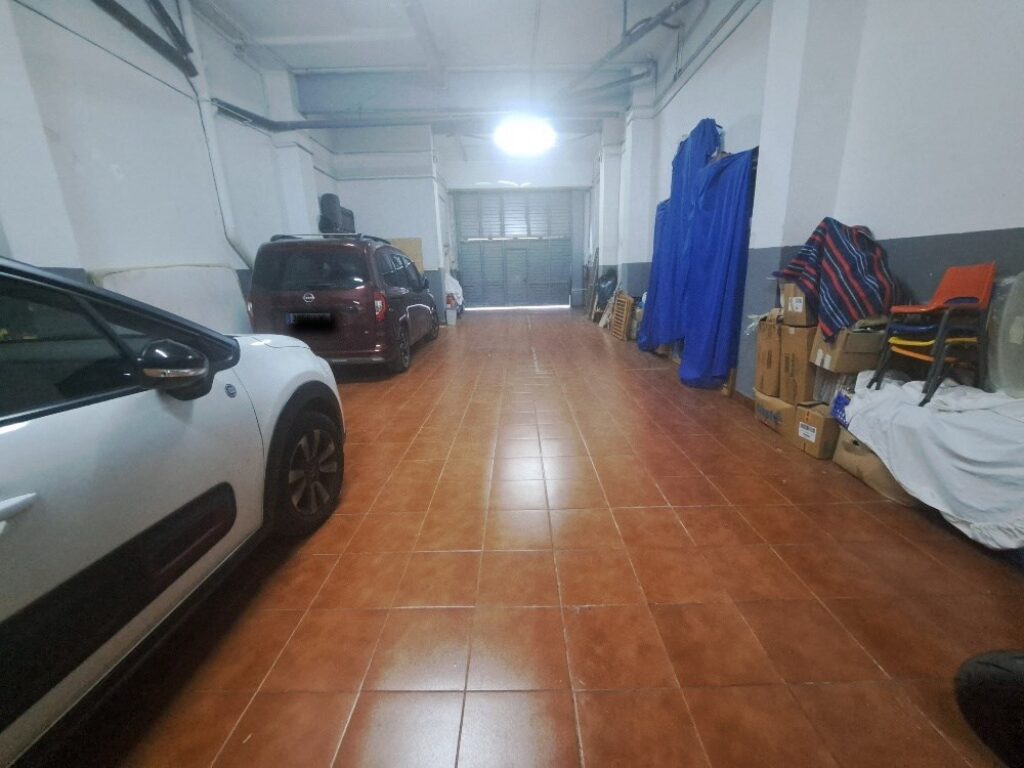 Se ofrece en alquiler un local comercial en Rubí, situado en la zona de C. Bartrina. Con una superficie construida de 129 m² totalmente diáfano, este espacio presenta una altura de techo de 4,12 m, lo que proporciona una sensación de amplitud.