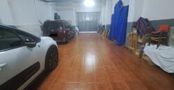 Se ofrece en alquiler un local comercial en Rubí, situado en la zona de C. Bartrina. Con una superficie construida de 129 m² totalmente diáfano, este espacio presenta una altura de techo de 4,12 m, lo que proporciona una sensación de amplitud.