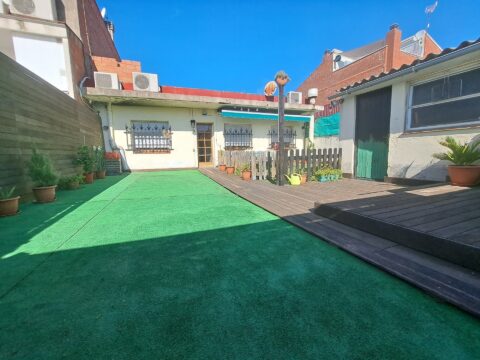 ¡Fantàstica casa adossada en bon estat amb àmplia terrassa!