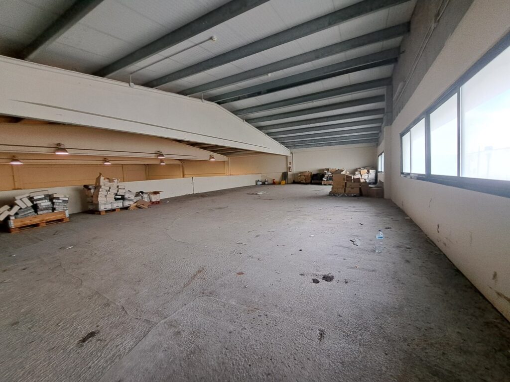 ¡Nau industrial aparellada en venda a Rubí, 700 m2 amb altell i gran potencial!