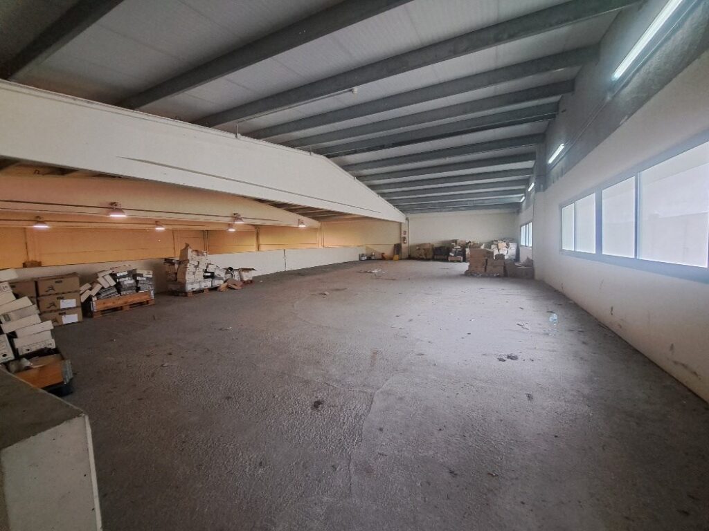 ¡Nau industrial aparellada en venda a Rubí, 700 m2 amb altell i gran potencial!