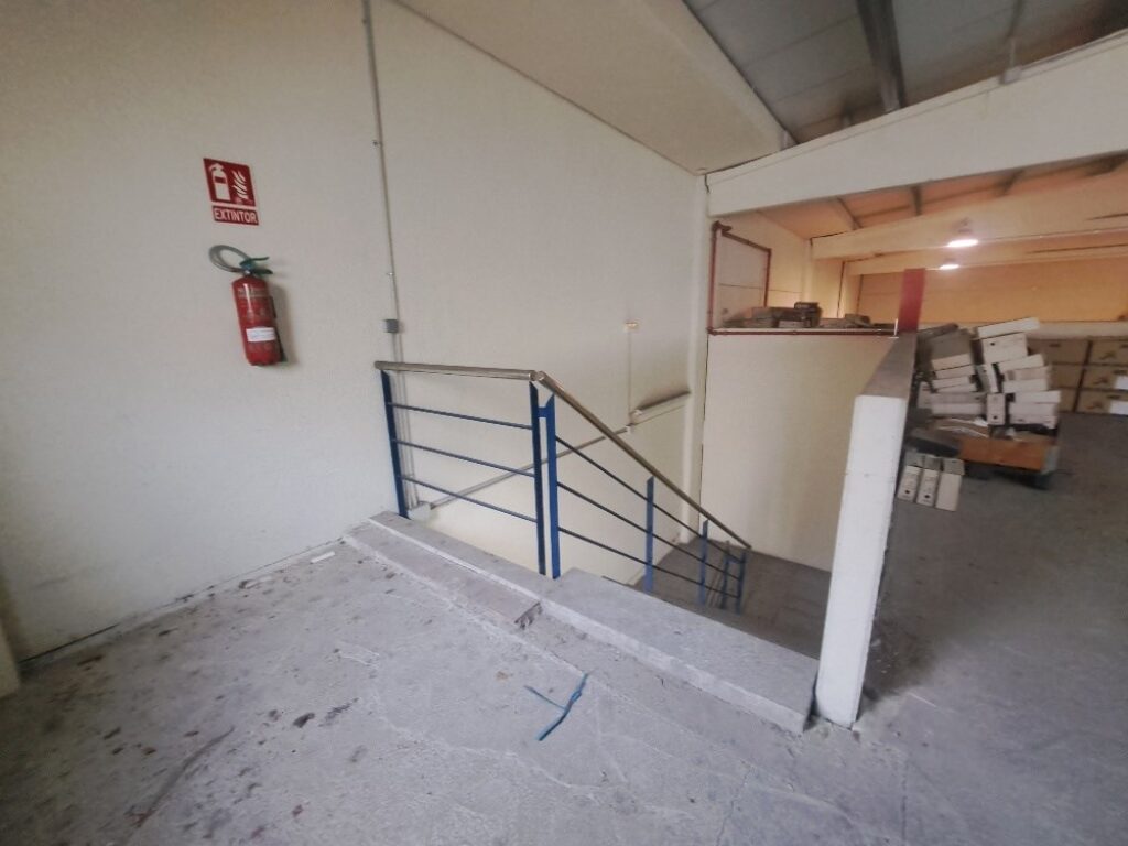 ¡Nau industrial aparellada en venda a Rubí, 700 m2 amb altell i gran potencial!