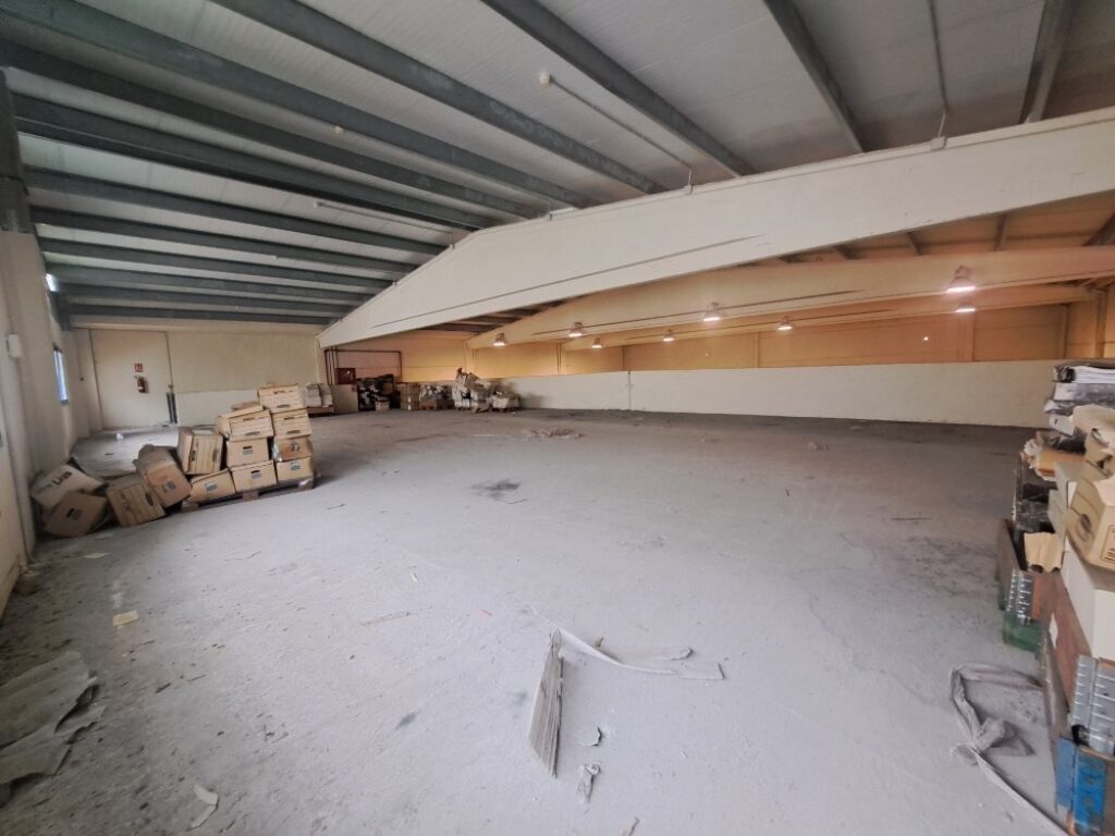 ¡Nau industrial aparellada en venda a Rubí, 700 m2 amb altell i gran potencial!