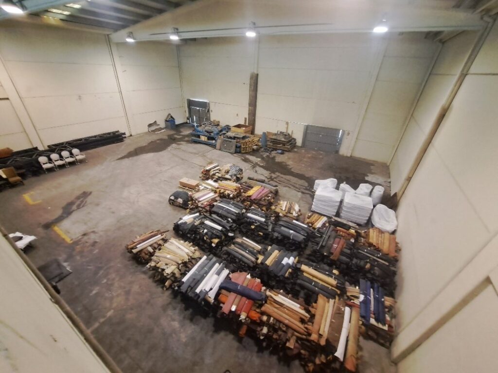 ¡Nau industrial aparellada en venda a Rubí, 700 m2 amb altell i gran potencial!