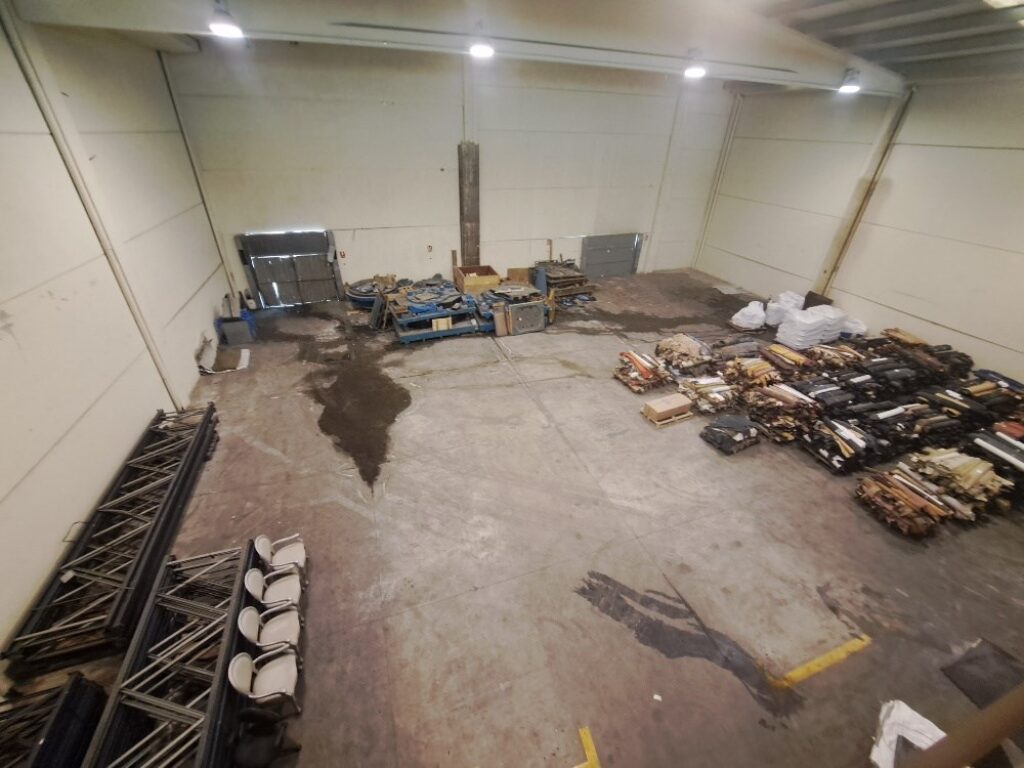 ¡Nau industrial aparellada en venda a Rubí, 700 m2 amb altell i gran potencial!