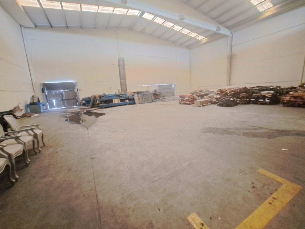 ¡Nau industrial aparellada en venda a Rubí, 700 m2 amb altell i gran potencial!