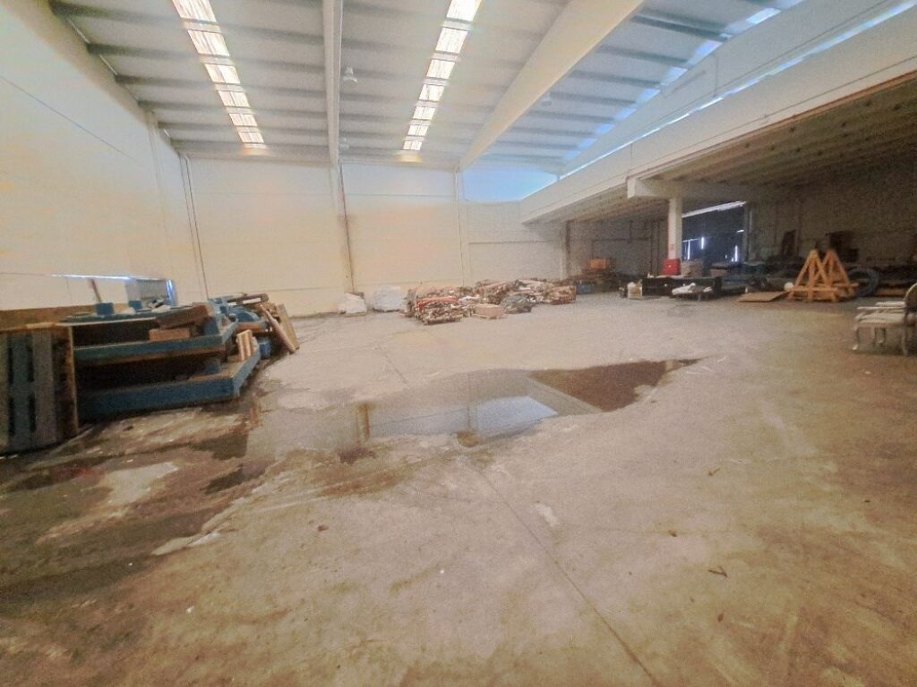 ¡Nau industrial aparellada en venda a Rubí, 700 m2 amb altell i gran potencial!