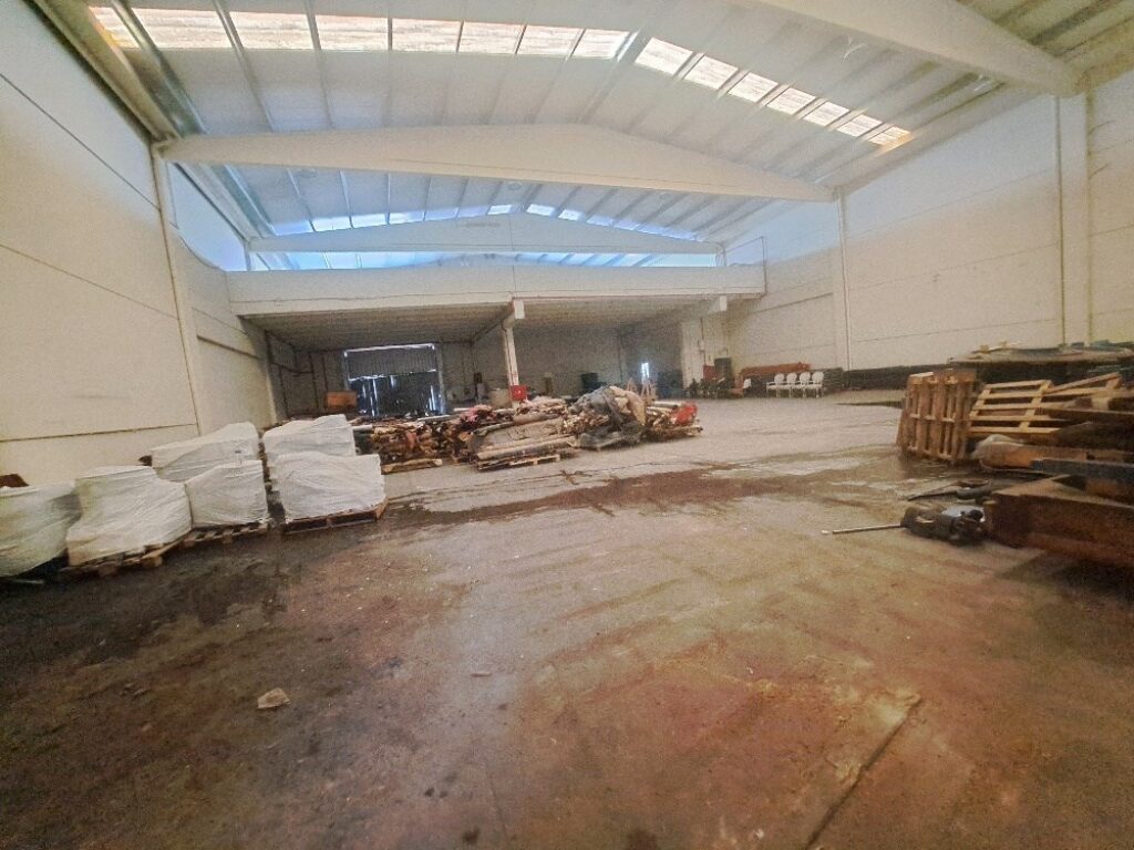 ¡Nau industrial aparellada en venda a Rubí, 700 m2 amb altell i gran potencial!
