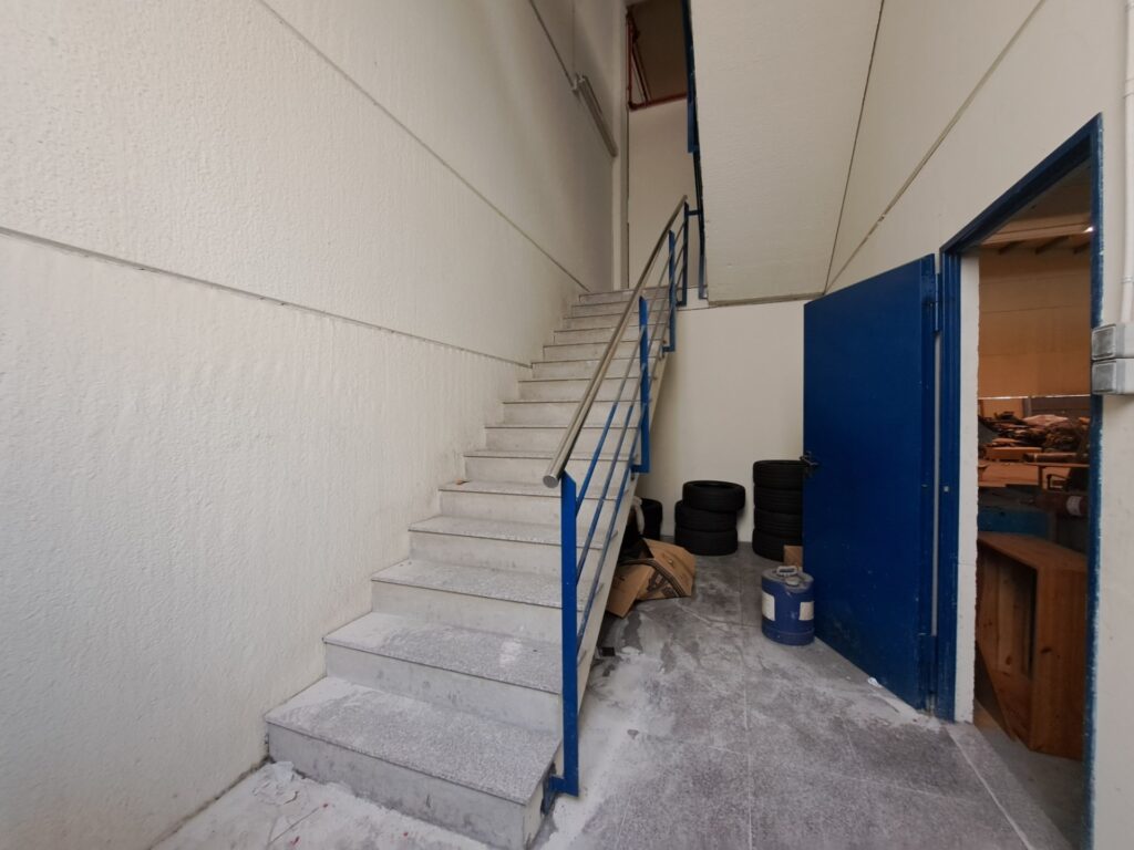 ¡Nau industrial aparellada en venda a Rubí, 700 m2 amb altell i gran potencial!