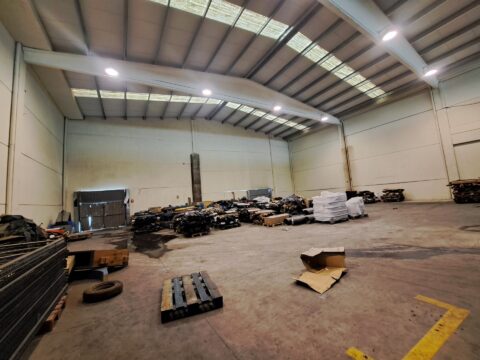 ¡Nau industrial aparellada en venda a Rubí, 700 m2 amb altell i gran potencial!