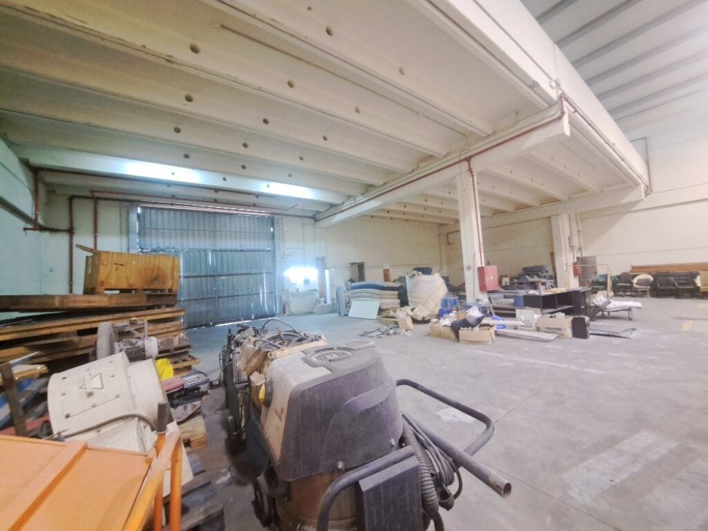 ¡Nau industrial aparellada en venda a Rubí, 700 m2 amb altell i gran potencial!