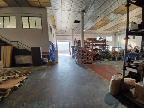 ¡Nave industrial en venta en Rubí  distribuida en PB 1.050 m2 y altillo 120 m2.