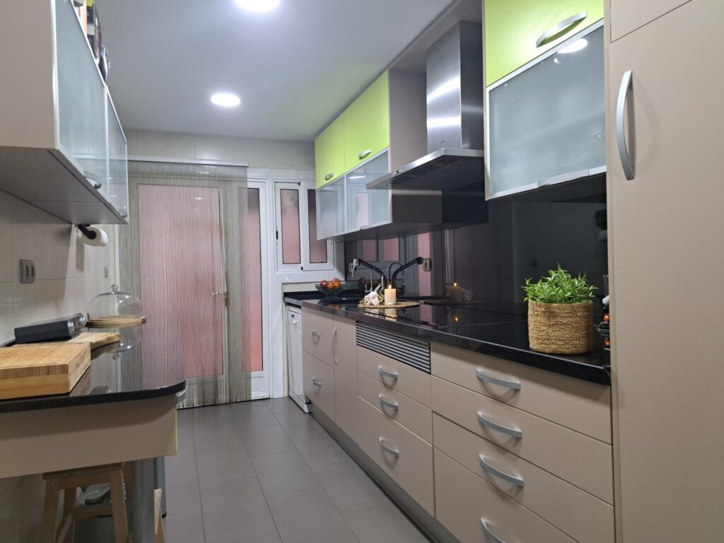 ¡Amplio piso de 4 habitaciones en la zona Mutua, ideal para tu familia!
