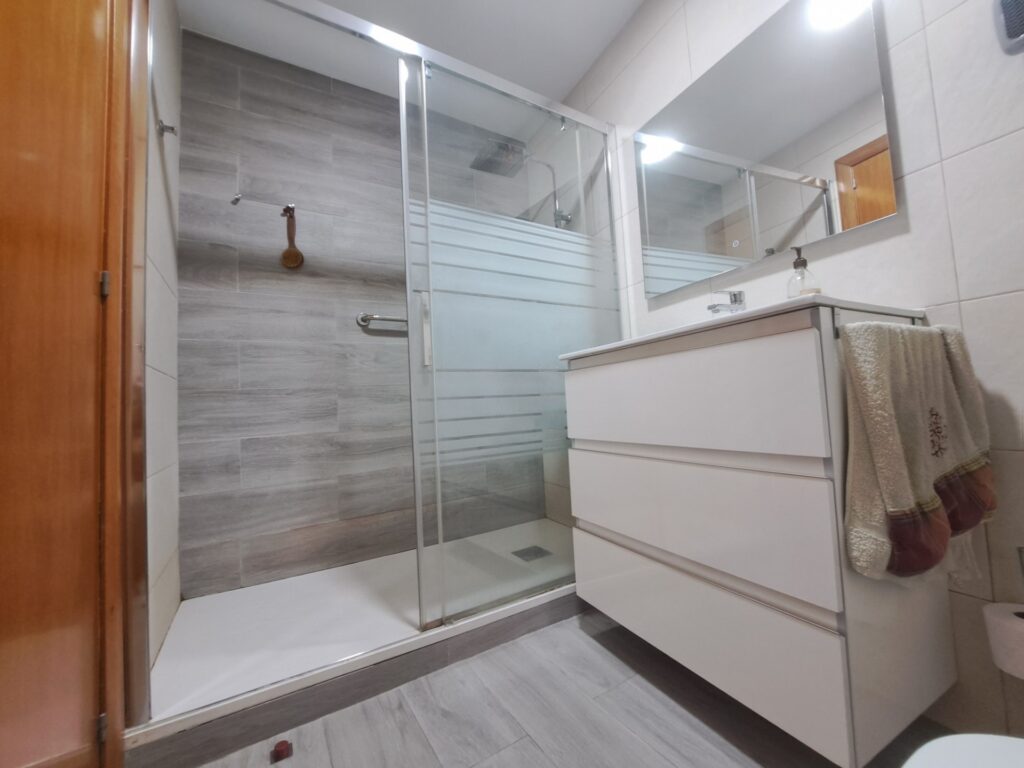 ¡Amplio piso de 4 habitaciones en la zona Mutua, ideal para tu familia!
