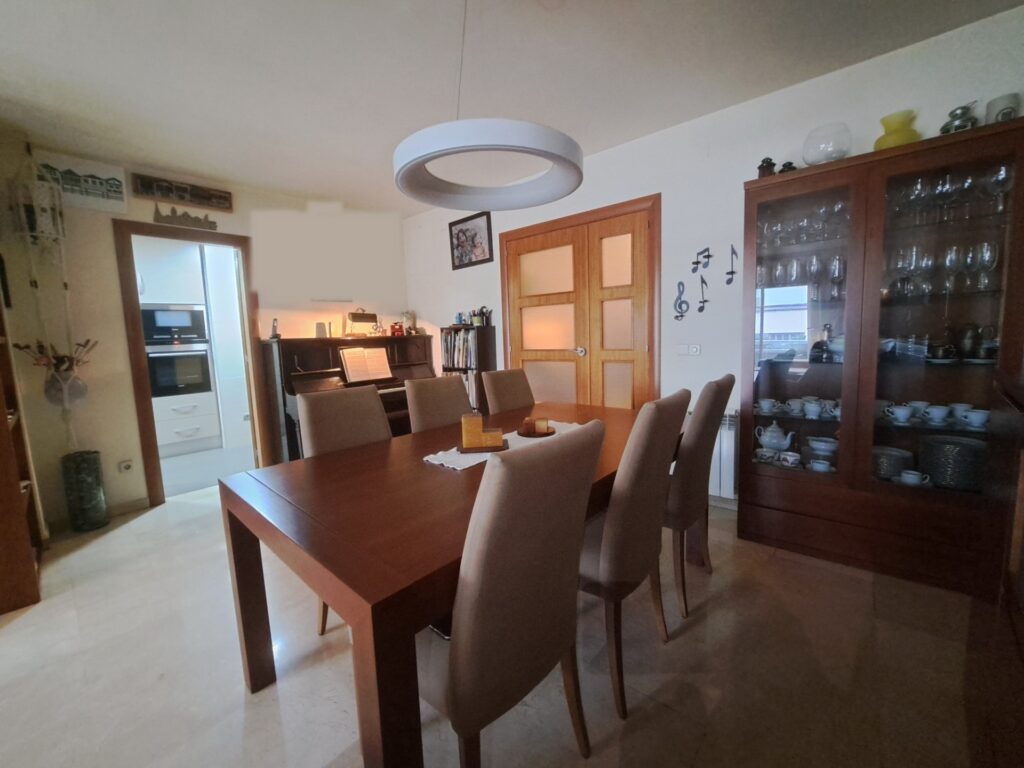 ¡Amplio piso de 4 habitaciones en la zona Mutua, ideal para tu familia!
