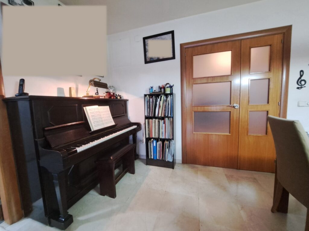 ¡Amplio piso de 4 habitaciones en la zona Mutua, ideal para tu familia!