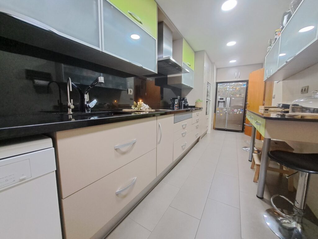¡Amplio piso de 4 habitaciones en la zona Mutua, ideal para tu familia!
