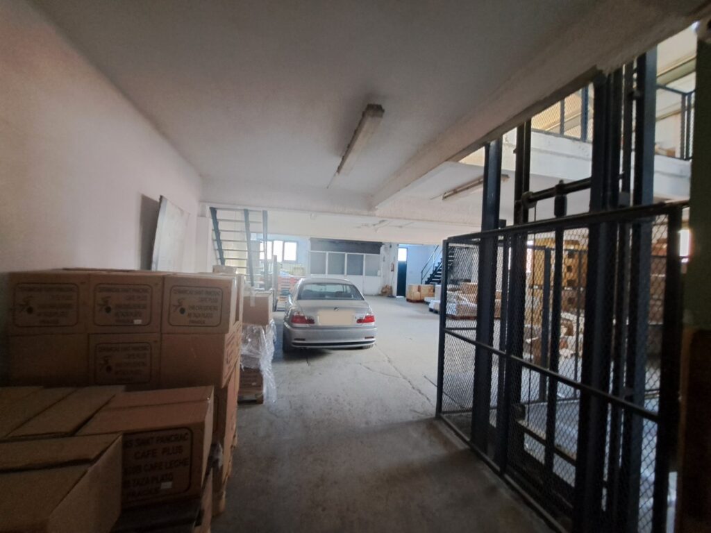 Nave de 1.000m2 en alquiler ubicada en Can Jardí en 2 plantas.