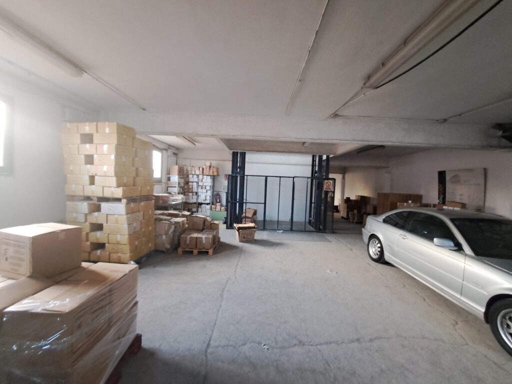 Nave de 1.000m2 en alquiler ubicada en Can Jardí en 2 plantas.