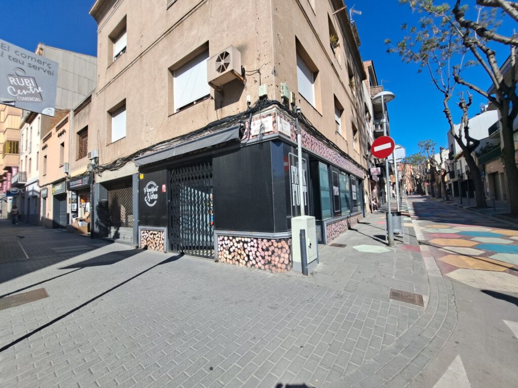 ¡Local cantoner al centre de Rubí, 54 m² ideals per al teu negoci amb aparador i sortida de fums!