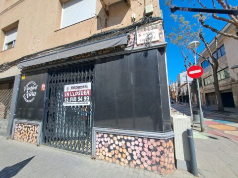 ¡Local cantoner al centre de Rubí, 54 m² ideals per al teu negoci amb aparador i sortida de fums!