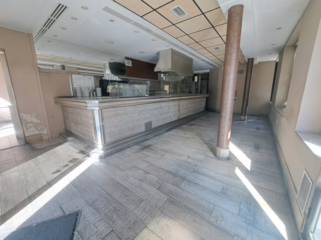 ¡Local cantoner al centre de Rubí, 54 m² ideals per al teu negoci amb aparador i sortida de fums!