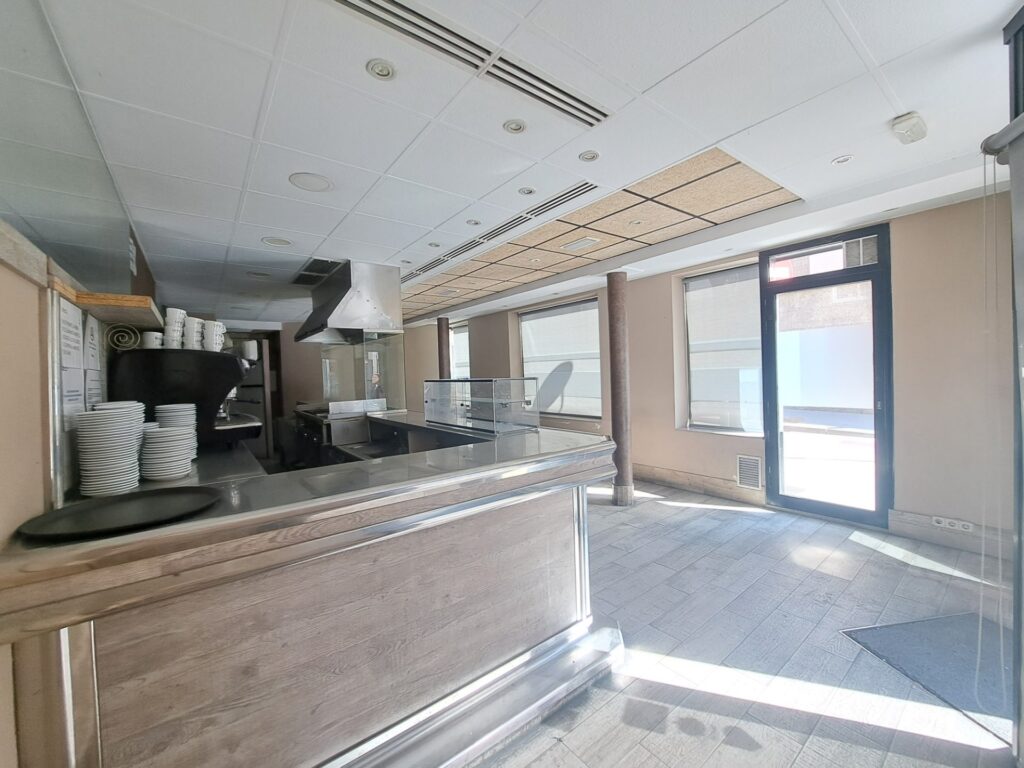 ¡Local cantoner al centre de Rubí, 54 m² ideals per al teu negoci amb aparador i sortida de fums!